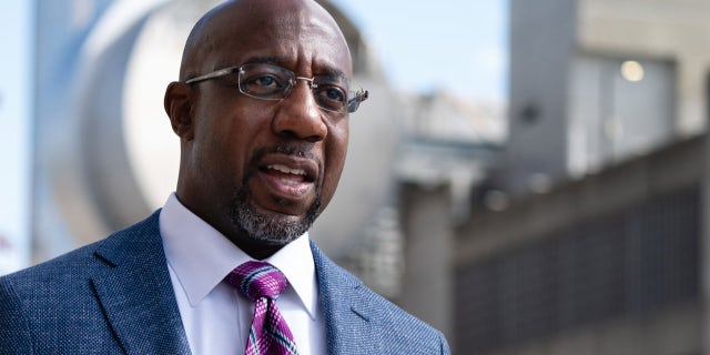 Le sénateur Raphael Warnock, D-Ga., Parle aux médias après avoir voté à State Farm Arena le 21 octobre 2020 à Atlanta, en Géorgie.  Warnock a battu l'ancien sénateur Kelly Loeffler, R-Ga., Lors d'un second tour des élections le 5 janvier pour devenir le premier sénateur noir de Géorgie.  Il sera réélu en 2022. (Photo par Elijah Nouvelage / Getty Images)