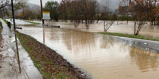 Heavy rain on Thursday led to several streets being flooded in Roanoke, 의지.