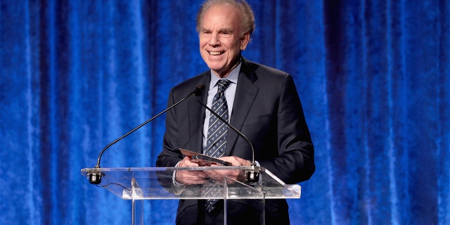纽约, 新 - JUNE 06: Former NFL quarterback Roger Staubach speaks onstage during Spirit of the Dream Gala at Intrepid Sea-Air-Space Museum on June 6, 2017 在纽约市. (Photo by Cindy Ord/Getty Images for I Have a Dream Foundation)