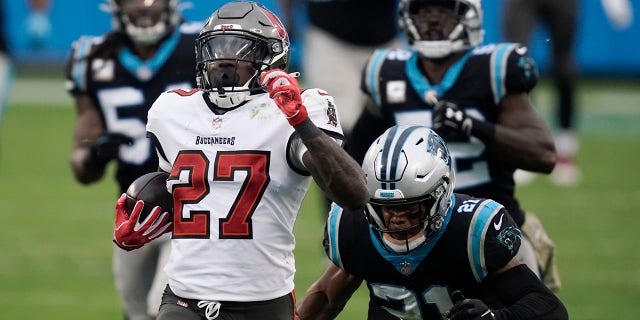 Tampa Bay Buccaneers running back Ronald Jones (27) runs for a 98-yard touchdown against the Carolina Panthers during the second half of an NFL football game, 일요일, 11 월. 15, 2020, in Charlotte , 체크 안함. (AP Photo/Gerry Broome)