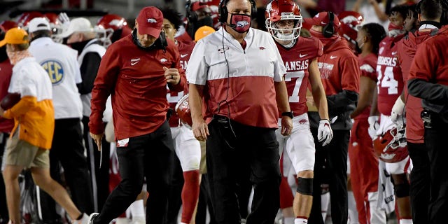 L'entraîneur de l'Arkansas, Sam Pittman, marche sur la touche pendant la première moitié du match de football universitaire NCAA de l'équipe contre le Tennessee le samedi 7 novembre 2020, à Fayetteville, Ark. 