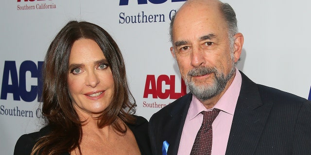 Actors Sheila Kelley (剩下) and Richard Schiff (对) both tested positive for coronavirus. (Photo by Jean Baptiste Lacroix/WireImage)
