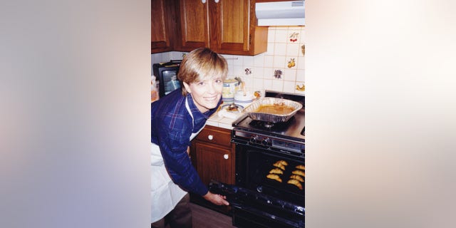 Kathy Doocy in the kitchen on Thanksgiving with crescent rolls coming out of the oven.