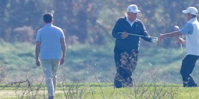 Presiden Donald Trump bermain golf di Trump National Golf Club di Sterling Va., Minggu November.  8, 2020.