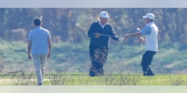 Presiden Donald Trump bermain golf di Trump National Golf Club di Sterling Va., Minggu November.  8, 2020.