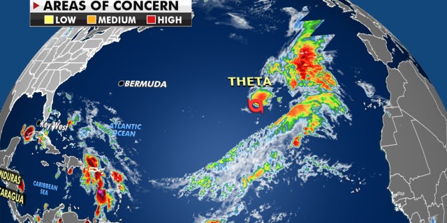 La tempesta subtropicale Theta si sta muovendo verso est attraverso l'Atlantico.