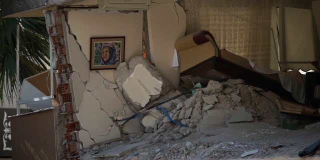 The interior of a destroyed living room of a family flat is seen after the building collapsed in Izmir, 터키, 일요일, 11 월. 1, 2020.