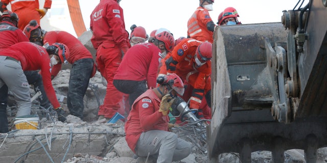 Members of rescue services search in the debris of a collapsed building for survivors in Izmir, 터키, 일요일, 11 월. 1, 2020.