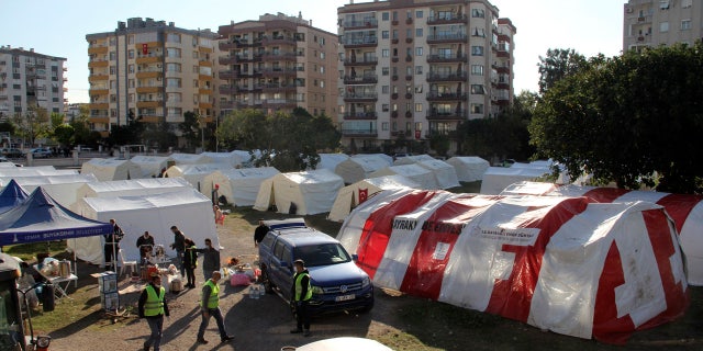 Local residents stay outdoors for fear of strong aftershocks after an earthquake collapsed their houses, in Izmir, 터키, 일요일, 11 월. 1, 2020. The strong earthquake in the Aegean Sea struck Turkey and Greece on Friday.