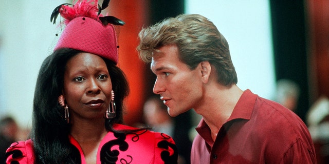 Patrick Swayze (à droite) a dû convaincre les producteurs d'envisager de faire jouer Whoopi Goldberg dans 'Ghost', selon sa veuve Lisa Niemi. Goldberg a ensuite remporté un Oscar pour ce rôle. (Photo de Paramount Pictures/Sunset Boulevard/Corbis via Getty Images)'Ghost,' according to his widow Lisa Niemi. Goldberg later won an Oscar for the role. (Photo by Paramount Pictures/Sunset Boulevard/Corbis via Getty Images)