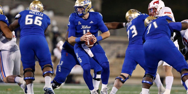 Tulsa quarterback Zach Smith (11) looks for a receiver during the second half of the team's NCAA college football game against SMU in Tulsa, Okla., Saterdag, Nov.. 14, 2020. (AP Photo/Joey Johnson)
