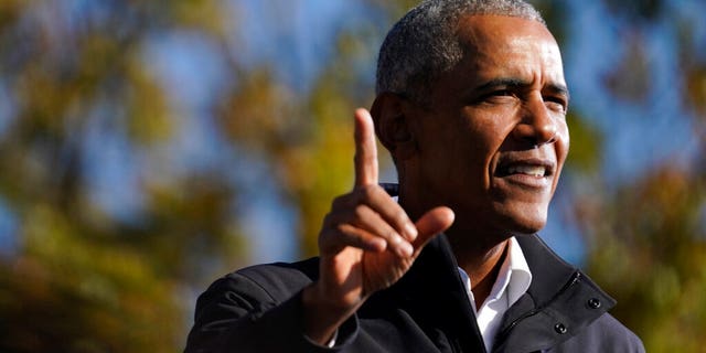 El ex presidente Barack Obama habla en un mitin mientras hace campaña por el exvicepresidente Joe Biden, candidato presidencial demócrata, el lunes 2 de noviembre de 2020 en Turner Field en Atlanta.  (Associated Press)