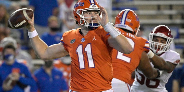 Florida quarterback Kyle Trask (11) looks to throw a pass during the first half of an NCAA college football game against Arkansas, Saterdag, Nov.. 14, 2020, in Gainesville, Fla. (AP Photo/Phelan M. Ebenhack)