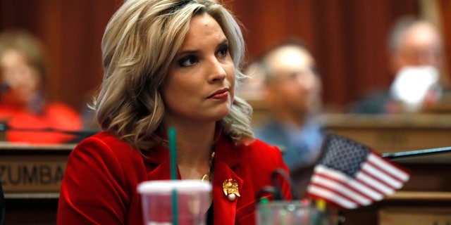Ashley Hinson, una madre multitarea que maneja una minivan, cambió un asiento azul a rojo en Iowa al hacer campaña sobre los problemas de la mesa de la cocina y se comprometió a ser una defensora de los contribuyentes en el Congreso. (Foto AP / Charlie Neibergall, archivo)
