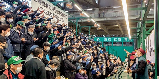 People gathered at the mandarin orange auction held on Nov. 5, 2020 at Ota Market in Tokyo. (JA Nishiuwa Agricultural Cooperative)