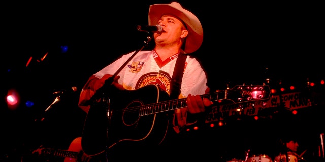 American country music singer and guitarist Doug Supernaw performs on stage at Whiskey River in Chicago, 伊利诺伊州, 一月 27, 1993.