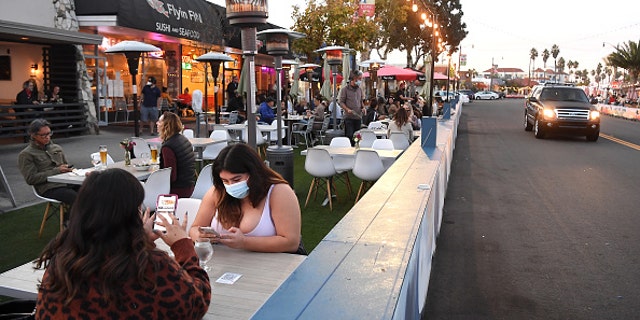 Customers dine in the Hollywood Riviera area of Redondo Beach on Nov. 15, 2020. (Wally Skalij/Los Angeles Times via Getty Images)
