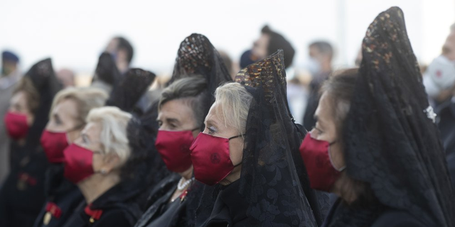 <br>
Women dressed in traditional mantillas and wearing face masks to protect against the spread of coronavirus, take part in an open air mass to celebrate Madrid's patron saint La Almudena virgin in Madrid, Spain, Monday, Nov. 9, 2020. Some Spanish regions are tightening their restrictions on movement, as the national government waits to see whether its measures to slow the spread of COVID-19 are working before taking further steps. (AP Photo/Paul White)