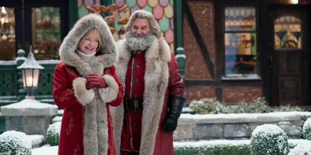 (L to R) Goldie Hawn as Mrs. Claus and Kurt Russell as Santa Claus.