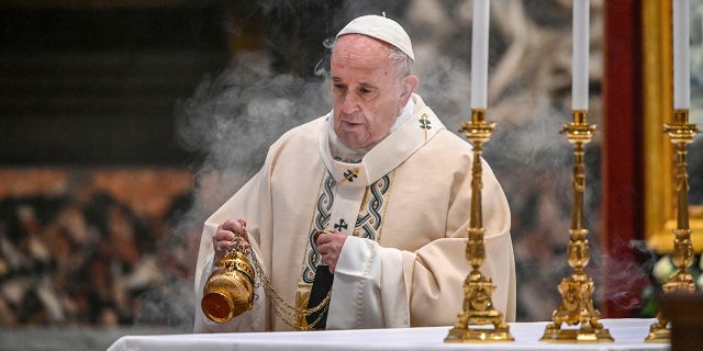 Pope Francis incenses the altar as he celebrates Mass on the occasion of the Christ the King festivity, in St.. Peter's Basilica at the Vatican on Sunday. (Vincenzo Pinto/Pool Photo via AP, lêer)