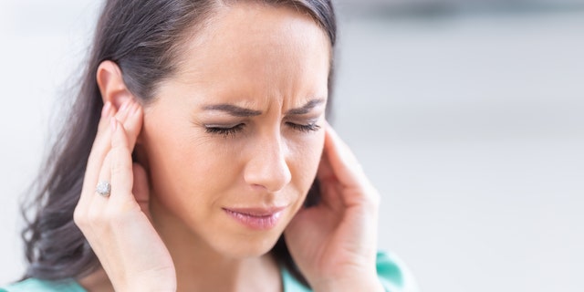 طنين الأذن ليس حالة بحد ذاتها ، بل هو علامة على حالة ، مثل فقدان السمع المرتبط بالعمر ، أو انسداد شمع الأذن ، أو تصلب العظام في منتصف العام ، وفقًا لمايو كلينك.  (آي ستوك)
