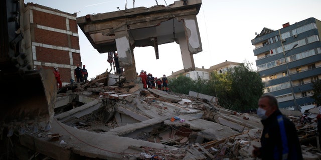 Members of rescue services search for survivors in the debris of a collapsed building in Izmir, 터키, 토요일, 10 월. 31, 2020.