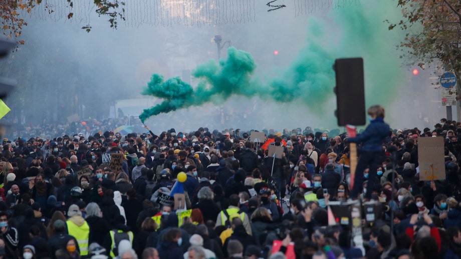 French protesters decry bill outlawing use of police images