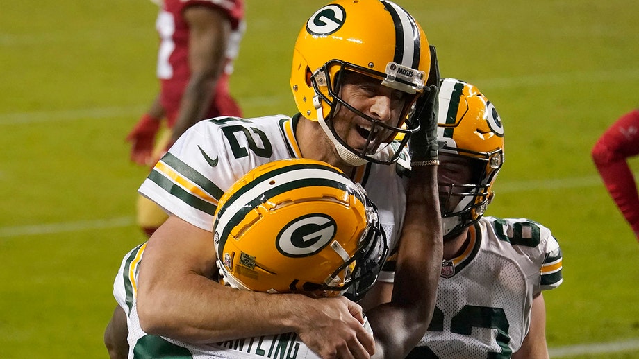 Aaron Rodgers leads Packers past undermanned 49ers, 34-17