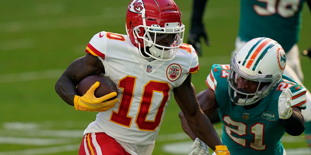 Chiefs' Tyreek Hill was spotted drinking pickle juice on sideline 