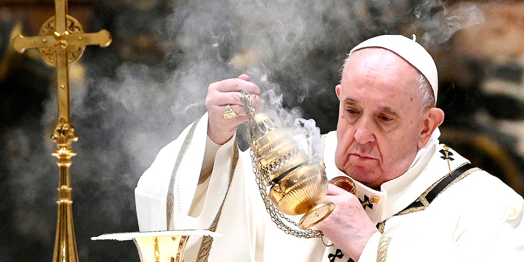 Pope Francis celebrates Christmas Eve Mass as virus surges in Italy - Vimarsana News