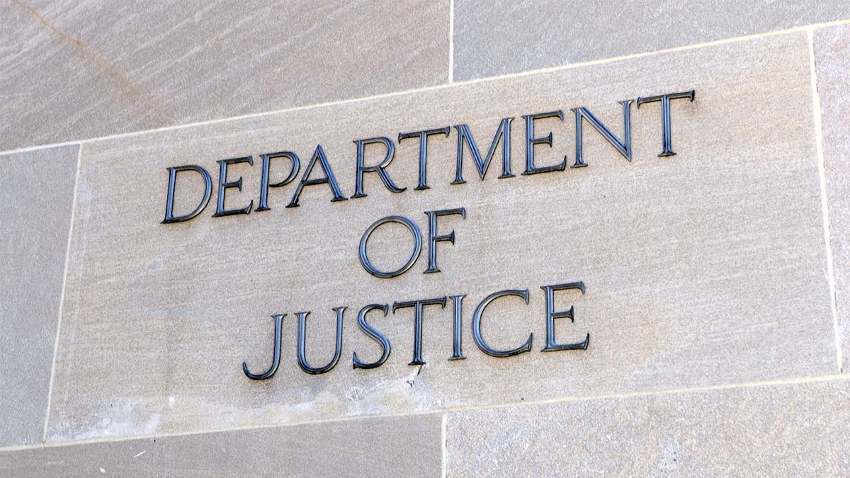 Department of Justice sign, Washington DC, USA. Many law enforcement agencies are administered by the DOJ, including the FBI, DEA and Federal Bureau of Prisons