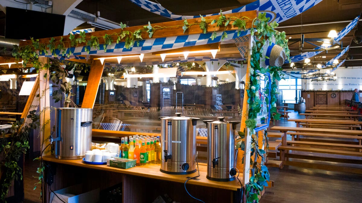 Starting this week the Hofbraeu Berlin offers free meals, a place to warm up and counseling.
