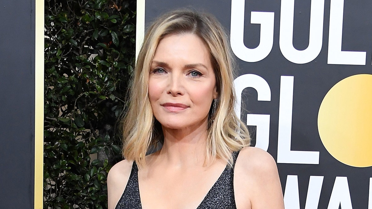 Michelle Pfeiffer Stuns In Rare Photo With 28-year-old Daughter Claudia ...