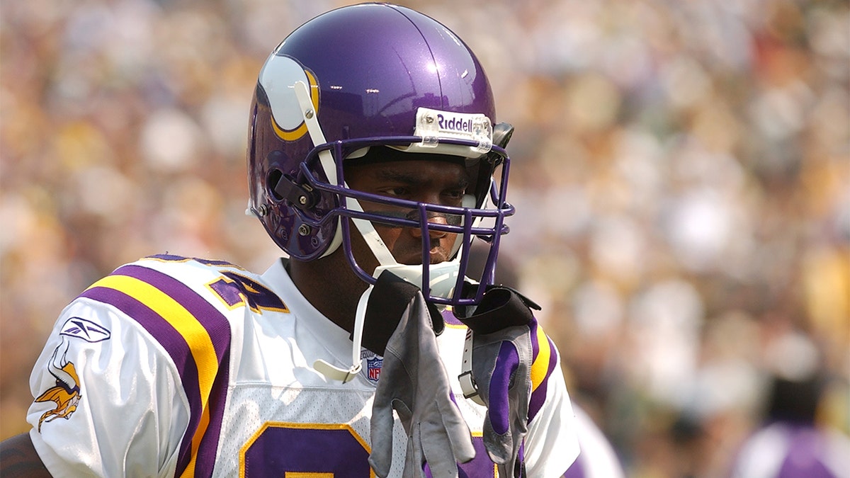 Does Randy Moss have a point when he declares himself the best wide  receiver ever? – SKOR North