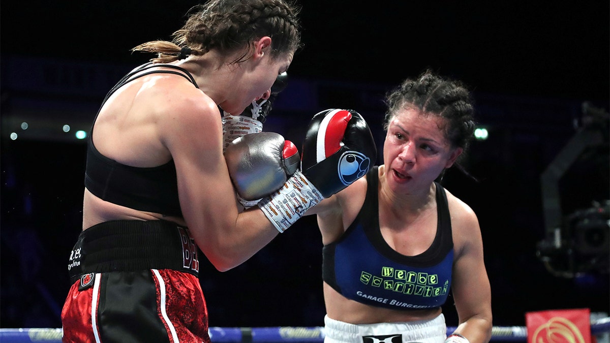 Terri Harper in action against Viviane Obenauf (Reuters/John Clifton)