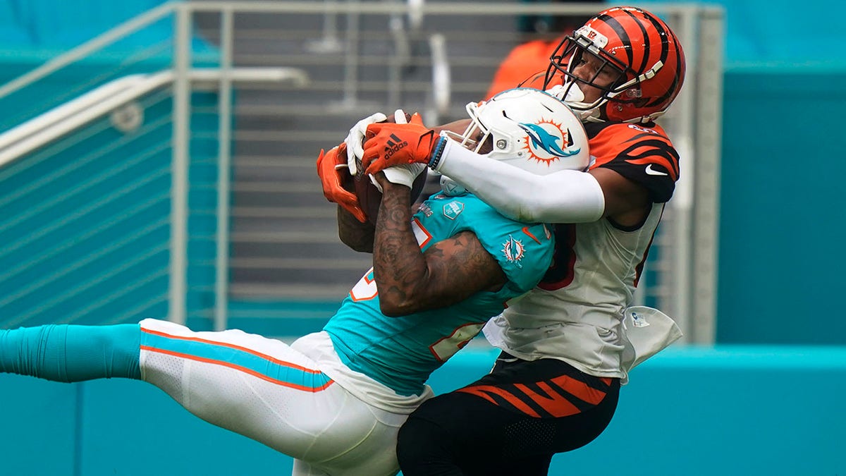 Three players ejected after brawl between Bengals, Dolphins - NBC Sports