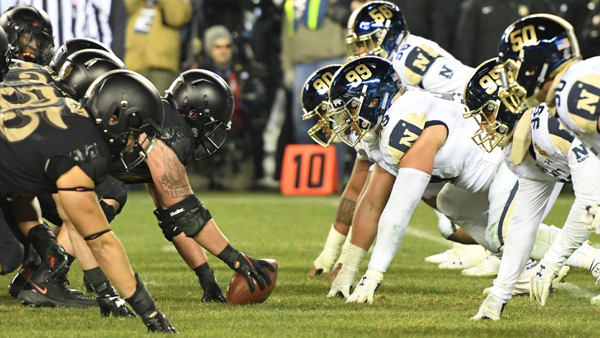 Army prepares to snap the ball against Navy during the Army-Navy game on December 8, 2018, at Lincoln Financial Field in Philadelphia,PA.(Photo by Andy Lewis/Icon Sportswire via Getty Images)