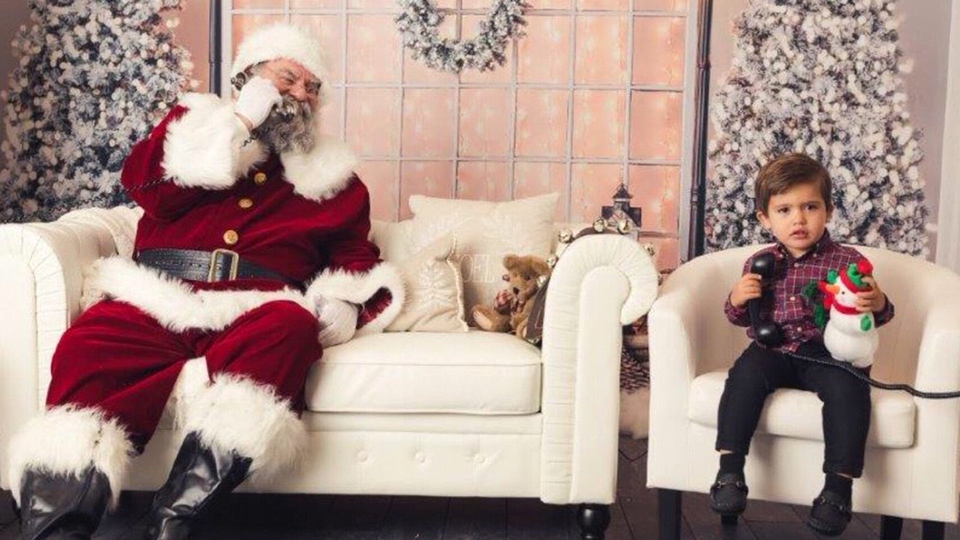 " Hey Santa, haven’t you heard of social distancing?? " " Much better, a telephonic meeting! " That’s Lorenzo "Enzo" Hesano and his take on the pandemic