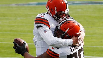 Browns' Baker Mayfield finds offensive lineman in end zone for TD vs. Titans