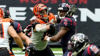 Texans' Deshaun Watson suffers arm injury on tough play