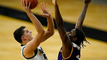 Garza, Nunge lead No. 3 Iowa past Western Illinois, 99-58