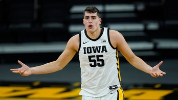 Garza scores 34 in 17 minutes, No. 3 Iowa thumps Iowa State