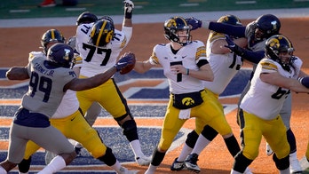 No. 24 Iowa scores 35 unanswered to beat Illinois 35-21