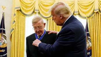 Trump honors Lou Holtz with Presidential Medal of Freedom
