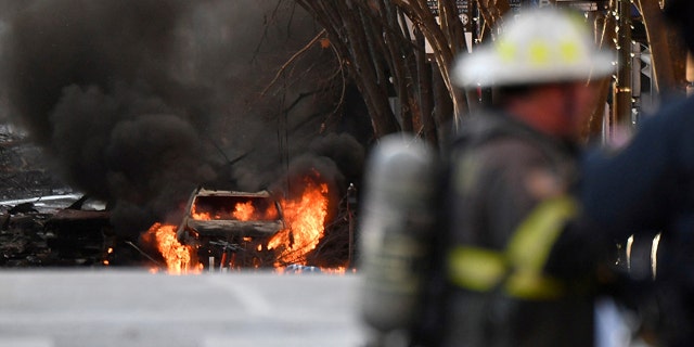 Un veicolo brucia vicino al luogo di un'esplosione nell'area di Second and Commerce a Nashville, Tennessee, NOI. dicembre 25, 2020. (Andrew Nelles / Tennessean.com / USA Today Network tramite Reuters)