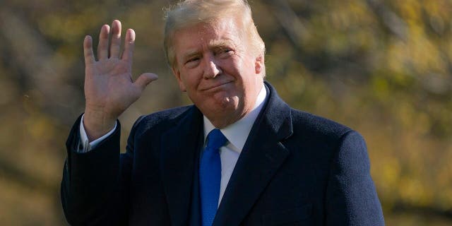 Le président Donald Trump se promène sur la pelouse sud de la Maison Blanche à Washington, dimanche 29 novembre 2020, après avoir quitté Marine One.  Trump revient de Camp David.  (Photo AP / Patrick Semansky)