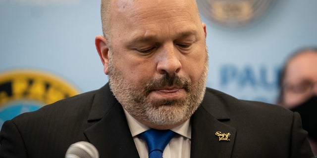성. Paul Police Chief Todd Axtell looked visibly upset Tuesday as he spoke at a press conference about a shooting by a police officer last weekend in St. 폴, Minn. (Renee Jones Schneider/Star Tribune via AP)