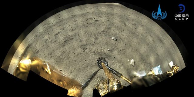 Cette image prise par une caméra panoramique à bord de la combinaison atterrisseur-ascendeur du vaisseau spatial Chang'e-5 fourni par l'Administration spatiale nationale chinoise montre une surface de la lune après son atterrissage sur la lune le mercredi 2 décembre 2020. Le gouvernement chinois déclare que le vaisseau spatial a atterri sur la lune mardi pour ramener des roches lunaires sur Terre pour la première fois depuis les années 1970. (Administration spatiale nationale chinoise / Xinhua via AP)