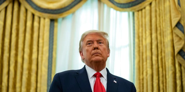 President Donald Trump listens during a ceremony to present the Presidential Medal of Freedom to former football coach Lou Holtz, in the Oval Office of the White House, 12 월. 3, 워싱턴. (AP 사진 / Evan Vucci)