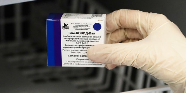 Un trabajador médico saca una caja de la vacuna rusa contra el coronavirus Sputnik V de un refrigerador antes de administrar una vacuna en Moscú, Rusia, el sábado 5 de diciembre de 2020. Miles de médicos, maestros y otro personal Los grupos de alto riesgo se han inscrito para las vacunas COVID-19 en Moscú a partir del sábado, el precursor de un gran esfuerzo de vacunación en toda Rusia.  (Foto AP / Pavel Golovkin)